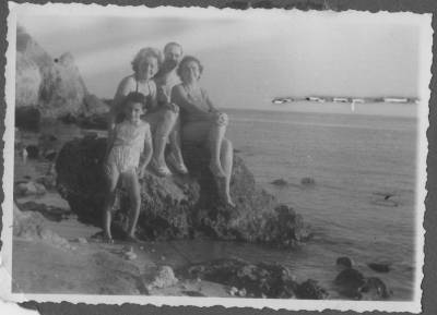 [Vladimir Herzog e família na praia]